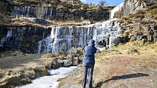  شلال بالقرب من جبل بين واي فان في حديقة بريكون بيكون بيكون الوطنية، ويلز. 2018/02/26