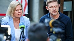 O candidato do Partido Social-Democrata Matthias Ecke na primeira aparição pública após ter sido atacado