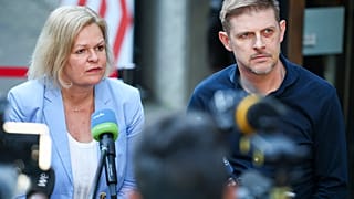 O candidato do Partido Social-Democrata Matthias Ecke na primeira aparição pública após ter sido atacado