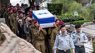 Soldados llevan el ataúd cubierto con una bandera del sargento mayor Nahman Natan Hertz durante su funeral en Jerusalén el 7 de mayo de 2024.