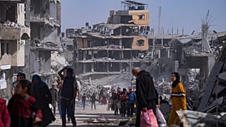 غزيون وسط خان يونس في جنوب الفطاع