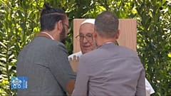 L'accolade du pape avec un Israélien et un Palestinien ce samedi à Vérone.