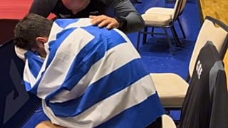 Ο ΠΑΝΑΓΙΩΤΗΣ ΓΚΙΩΝΗΣ ΤΥΛΙΓΜΕΝΟΣ ΜΕ ΤΗΝ ΕΛΛΗΝΙΚΗ ΣΗΜΑΙΑ