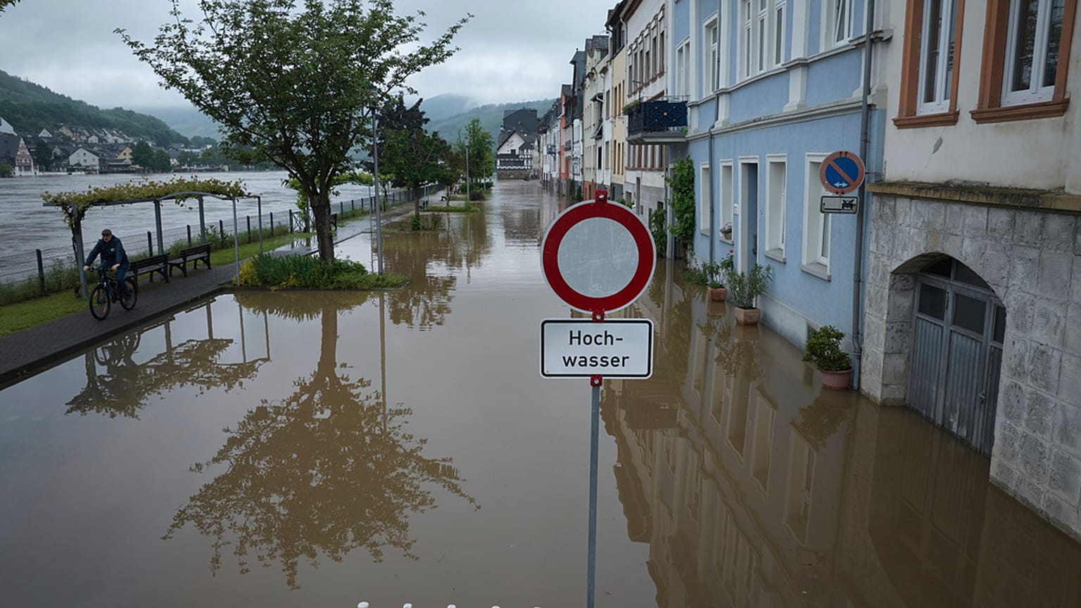 Moselle nehri taşkın koruma duvarının kenarından yükselmiş ve eski Zell kentinin büyük bölümünü sular altında bırakmıştır, Almanya