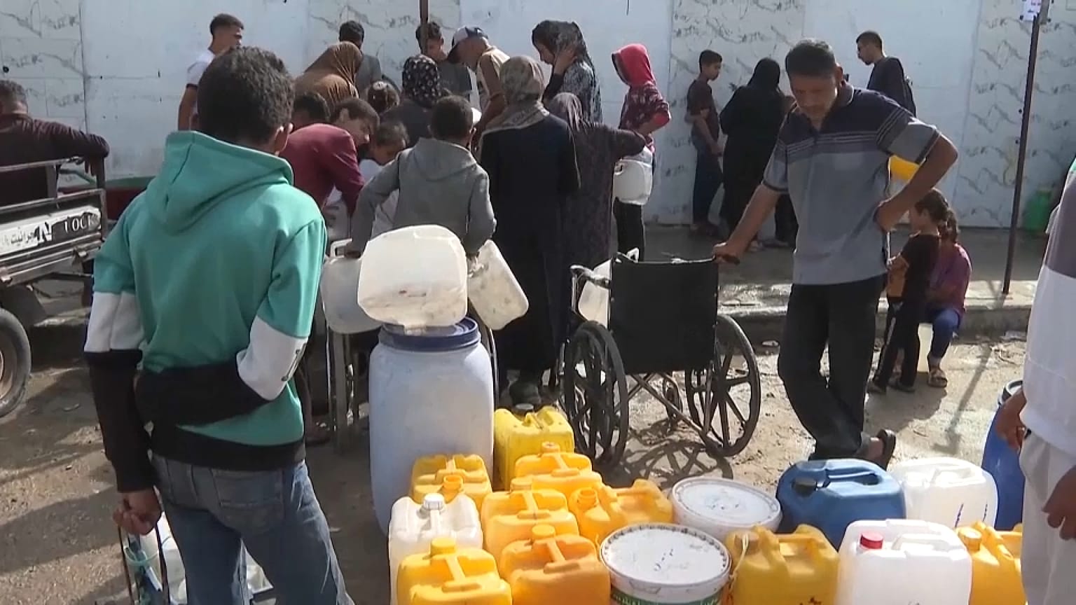 فلسطينيون نازحزن يفتقرون إلى كل الخدمات.