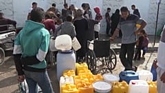 فلسطينيون نازحزن يفتقرون إلى كل الخدمات.
