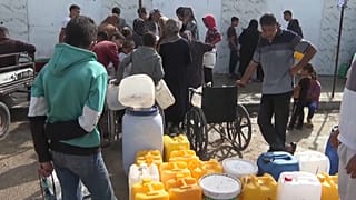 فلسطينيون نازحزن يفتقرون إلى كل الخدمات.