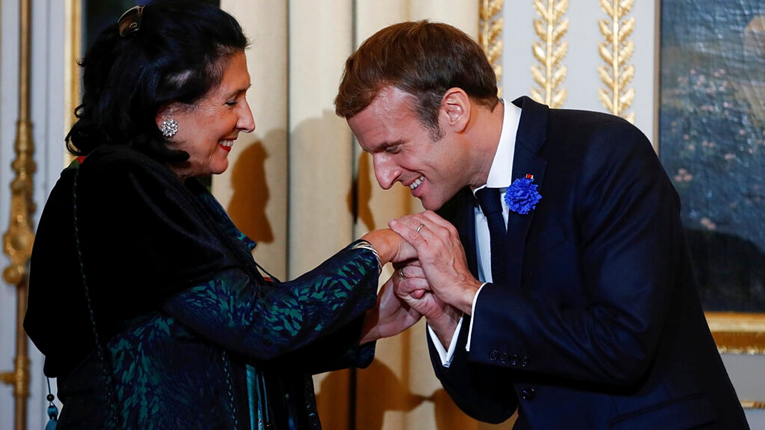 Kézcsókkal jelezte az erős szövetséget Macron 2021-ben
