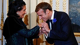 Kézcsókkal jelezte az erős szövetséget Macron 2021-ben