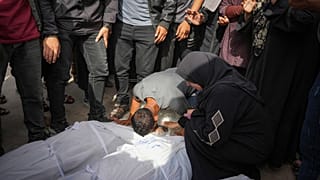 A nuseirati izraeli légitámadás palesztin áldozatait gyászolják Dir al-Balahban, 2024.05.17.
