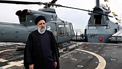 Präsident Ebrahim Raisi besucht eine Ausstellung über die Fähigkeiten der Marine der Revolutionsgarden in der südlichen Hafenstadt Bandar Abbas, 2. Februar 2024
