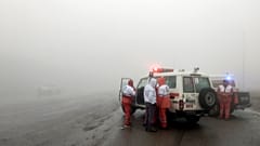 صورة لأعضاء الهلال الأحمر الإيراني في موقع سقوط الطائرة