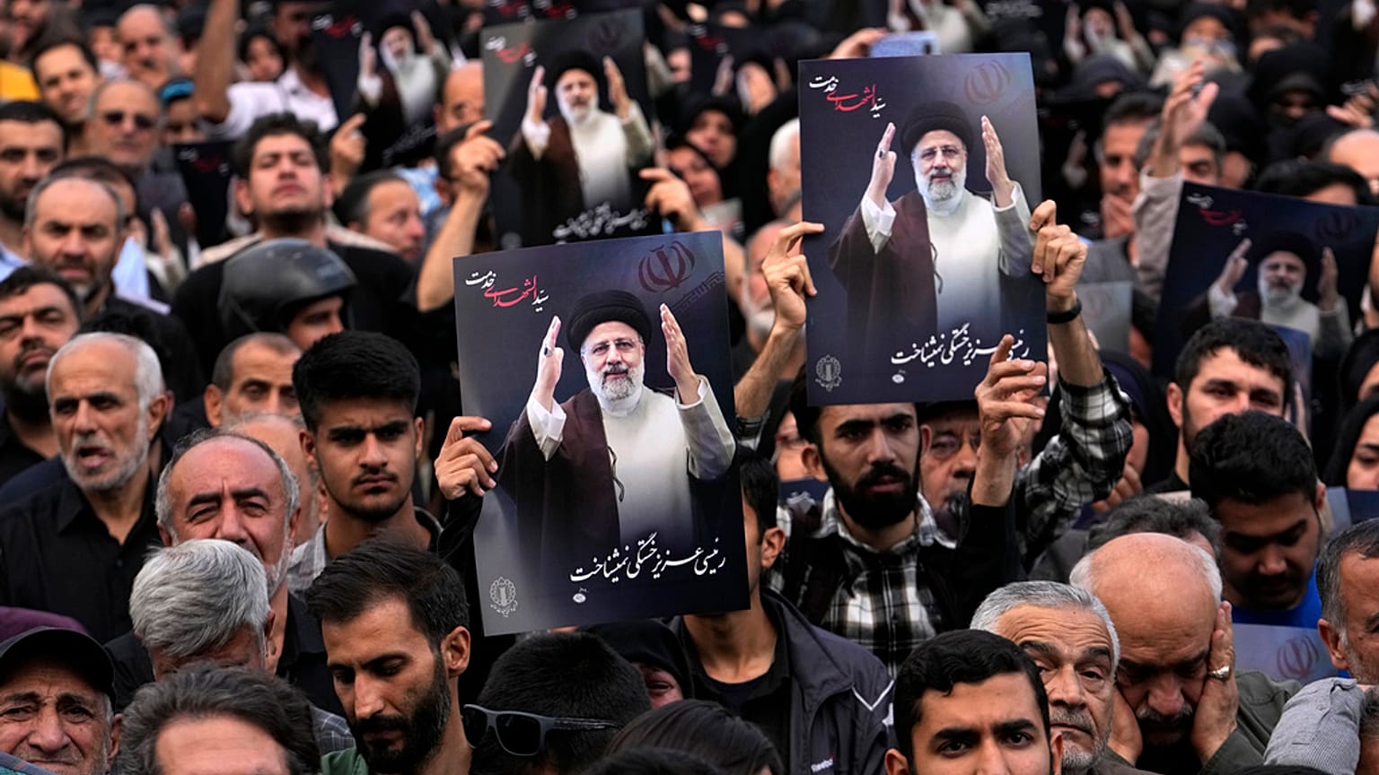 Iraníes lloran la muerte de Ebrahim Raisi.