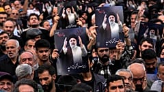 Iraníes lloran la muerte de Ebrahim Raisi.
