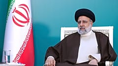 Sur cette photo publiée par le bureau de la présidence iranienne, le président Ebrahim Raisi assiste à une réunion avec son homologue azéri Ilham Aliyev lors de la cérémonie d'inauguration de l'usine de production d'électricité de la ville d'Istanbul. 