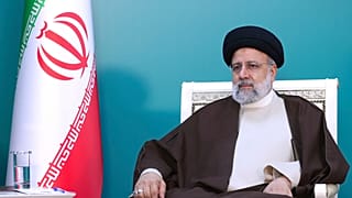 En esta foto difundida por la Oficina de la Presidencia iraní, el presidente Ebrahim Raisi asiste a una reunión con su homólogo azerí Ilham Aliyev durante la ceremonia de inauguración de