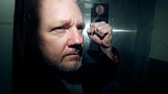 Julian Assange, fondateur de WikiLeaks, est extrait du tribunal.