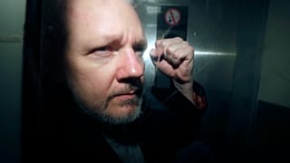 El fundador de WikiLeaks, Julian Assange, es sacado del tribunal.