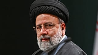 O Presidente iraniano Ebrahim Raisi ouve o Presidente turco Recep Tayyip Erdogan no palácio presidencial em Ancara, Turquia, 24 de janeiro de 2024.
