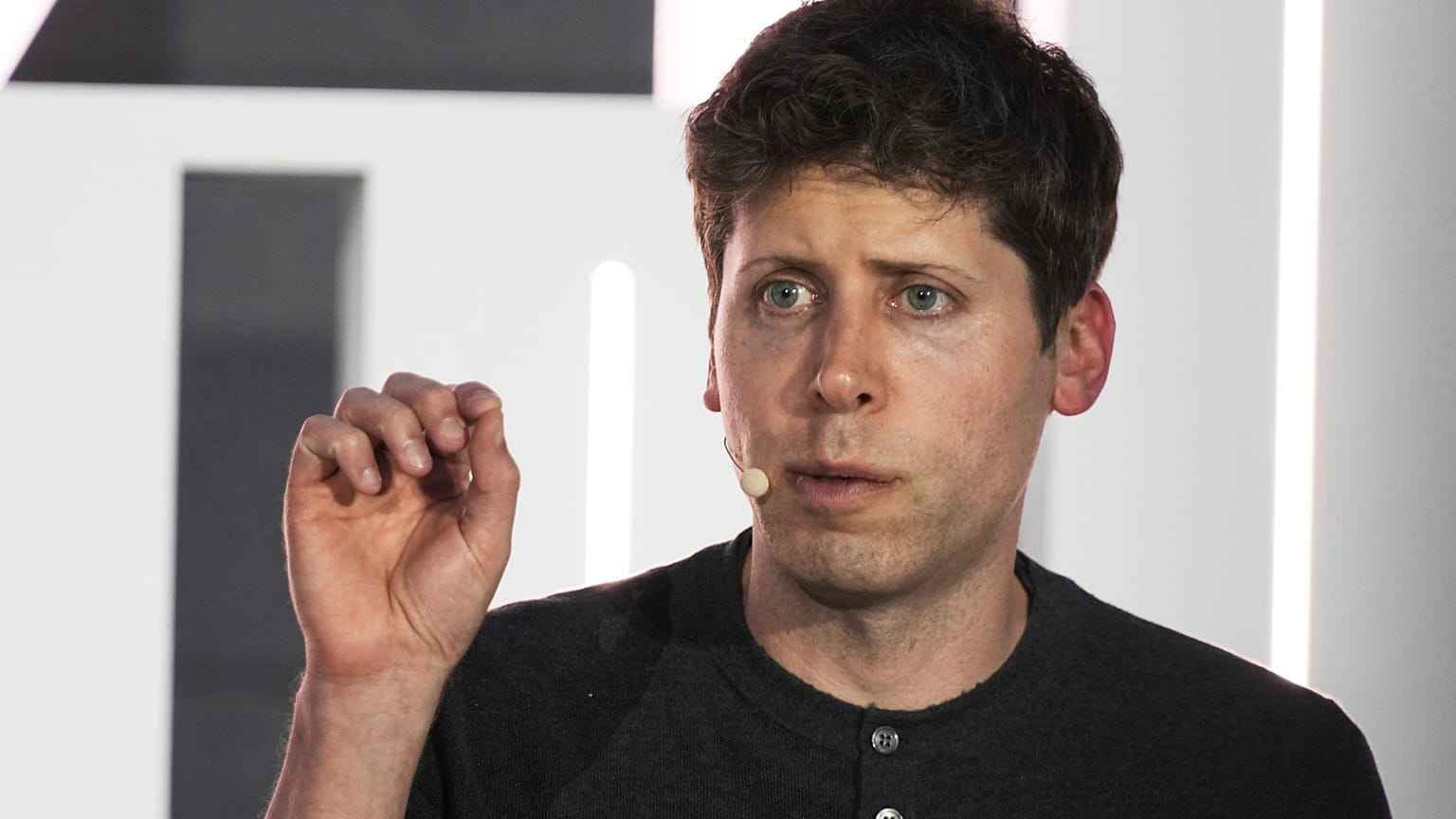 Sam Altman, CEO di OpenAI, parla ad Abu Dhabi, negli Emirati Arabi Uniti, martedì 6 giugno 2023.