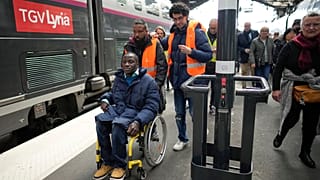 Paralimpik Olimpiyatları'na ev sahipliği yapacak Paris'te metro hatların engellilere uygun hale getirilmemesi tepki çekiyor