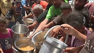 فلسطينيون يصطون في طوابير للحصول على بعض الطعام