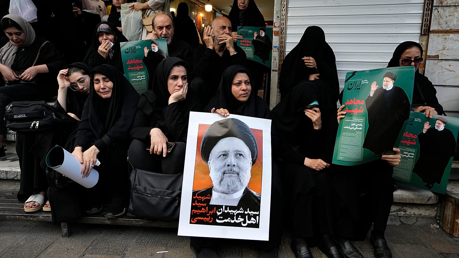 إيرانيون في حداد لوفاة رئيسيهم في طهران، إيران