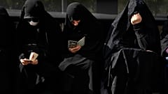 Iranische Frauen nehmen an einer Trauerfeier für Präsident Ebrahim Raisi auf dem Vali-e-Asr-Platz in der Innenstadt von Teheran teil, Montag, 20. Mai 2024.