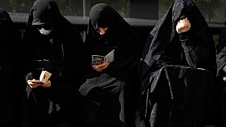 Иранские женщины скорбят по президенту Ибрахиму Раиси на площади Вали-э-Аср в центре Тегерана, Иран, понедельник, 20 мая 2024 года.
