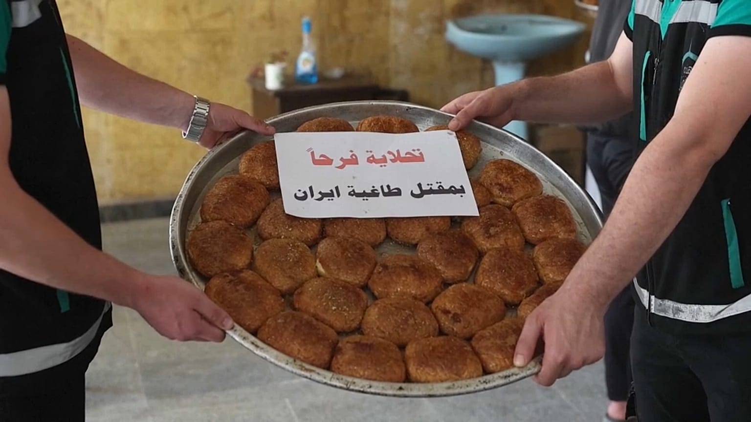 أهالي إدلب يوزعون الحلوى فرحاً لمقتل الرئيس الإيراني ومرافقيه