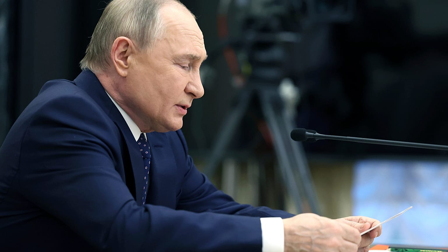 O Presidente russo, Vladimir Putin, fala durante uma reunião sobre o desenvolvimento da indústria russa de combustíveis e energia no Kremlin, em Moscovo, a 20 de maio de 2024