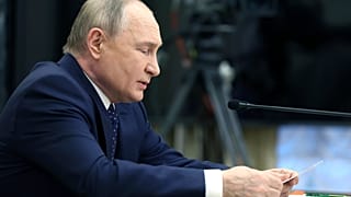 O Presidente russo, Vladimir Putin, fala durante uma reunião sobre o desenvolvimento da indústria russa de combustíveis e energia no Kremlin, em Moscovo, a 20 de maio de 2024
