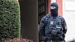DATEI - Polizeibeamte stehen bei einer Razzia gegen sogenannte "Reichsbürger" in Frankfurt am 7. Dezember 2022 vor einem durchsuchten Haus in Frankfurt.