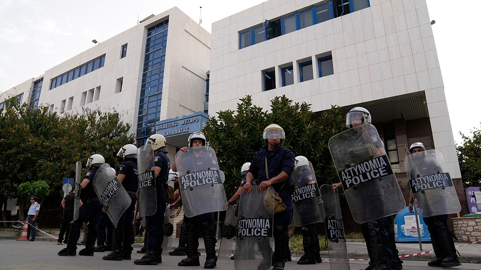 Ισχυρές αστυνομικές δυνάμεις έξω από το δικαστήριο κατά την εκδίκαση της υπόθεσης του ναυαγίου της Πύλου
