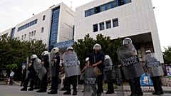 Ισχυρές αστυνομικές δυνάμεις έξω από το δικαστήριο κατά την εκδίκαση της υπόθεσης του ναυαγίου της Πύλου
