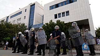 Ισχυρές αστυνομικές δυνάμεις έξω από το δικαστήριο κατά την εκδίκαση της υπόθεσης του ναυαγίου της Πύλου