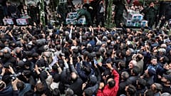 La foule se presse autour du cercueil du président iranien et des ses compagnons tués dans un crash, lors de leur cérémonie funèbre à Tabriz, en Iran, le mardi 21 mai 2024.