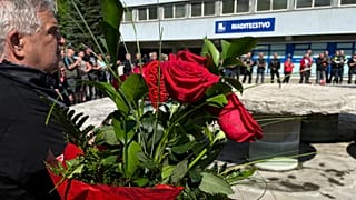 Robert Fico támogatói a besztercebányai kórház épületénél