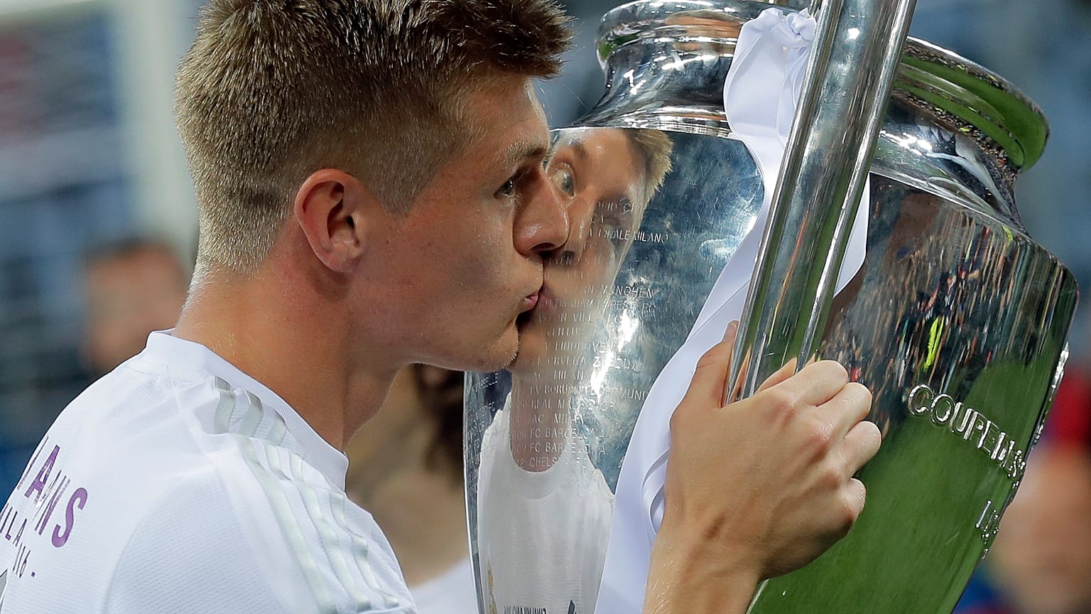 توني كروس لاعب ريال مدريد يحتفل بالكأس بعد المباراة النهائية لدوري أبطال أوروبا