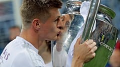 توني كروس لاعب ريال مدريد يحتفل بالكأس بعد المباراة النهائية لدوري أبطال أوروبا