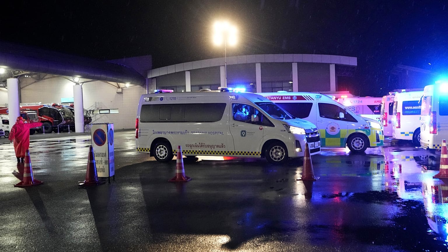 Mentőautók a kényszerleszállás színhelyén, a bangkoki repülőtéren