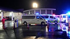 Mentőautók a kényszerleszállás színhelyén, a bangkoki repülőtéren