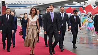 Esma Esad sık sık yurtdışı gezilerinde Suriye Devlet Başkanı Beşşar Esad'a eşlik ediyor