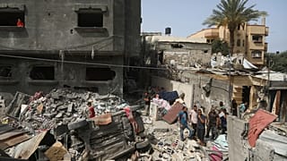 Ερείπια κτιρίου μετά από βομβαρδισμό στη Γάζα
