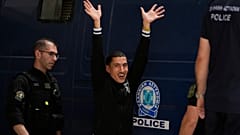 Göçmen kaçakçılığından yargılanan dokuz Mısırlıdan biri, Yunanistan'ın güneybatısındaki Kalamata'da mahkemeden çıkarken basın mensuplarına el sallıyor.21 Mayıs 2024