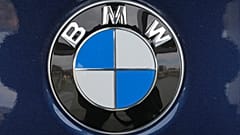 Αυτό είναι το λογότυπο της BMW σε ένα αυτοκίνητο BMW που εκτίθεται στη Διεθνή Έκθεση Αυτοκινήτου του Πίτσμπουργκ στο Πίτσμπουργκ, 15 Φεβρουαρίου 2024. (AP Photo/Gene J. Puskar)
