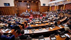 Le Premier ministre serbe Milos Vucevic présente un plan pour le nouveau gouvernement aux membres du Parlement à Belgrade, Serbie, le mercredi 1er mai 2024.