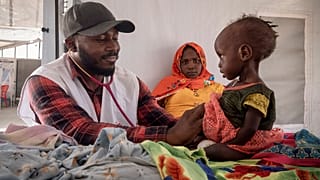 A csádi Metche-táborban az MSF (Orvosok HAtárok Nélkül) szervezet orvosa vizsgál egy szudáni kisgyereket 2024. április 6-án 