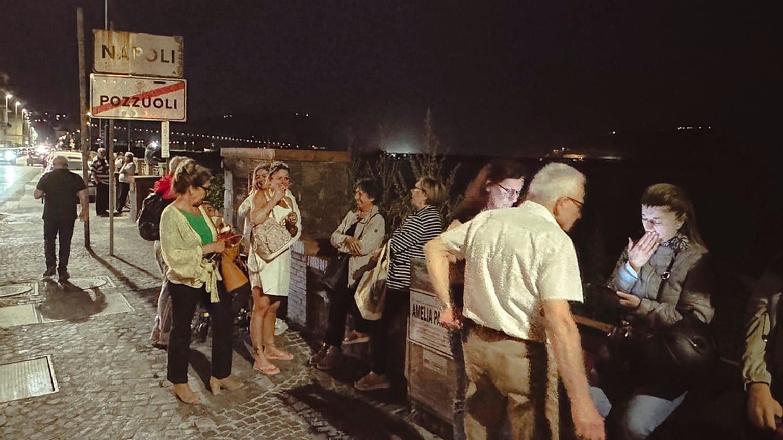 Imagen de varios ciudadanos en la calle tras un terremoto en la zona de Campi Flegrei, cerca de Nápoles, el 20 de mayo de 2024.