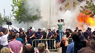 Επεισόδια έξω από το δημαρχείο των Τιράνων